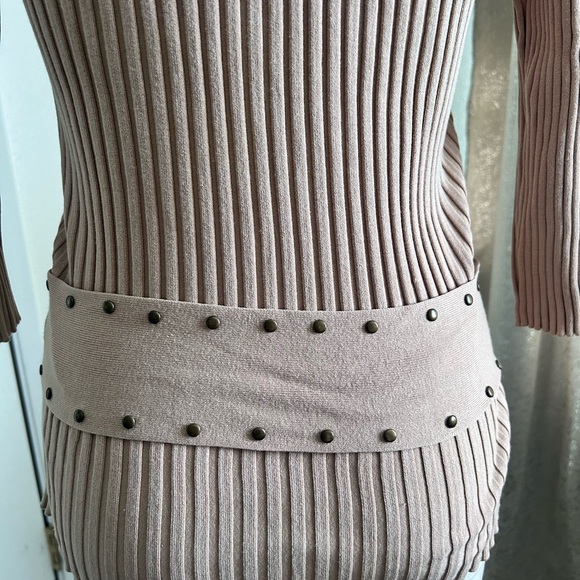 Tracy M Tan Ribbed 3/4 Sleeve Riveted Belt & Neck Sweater size Small Like New - Picture 6 of 8